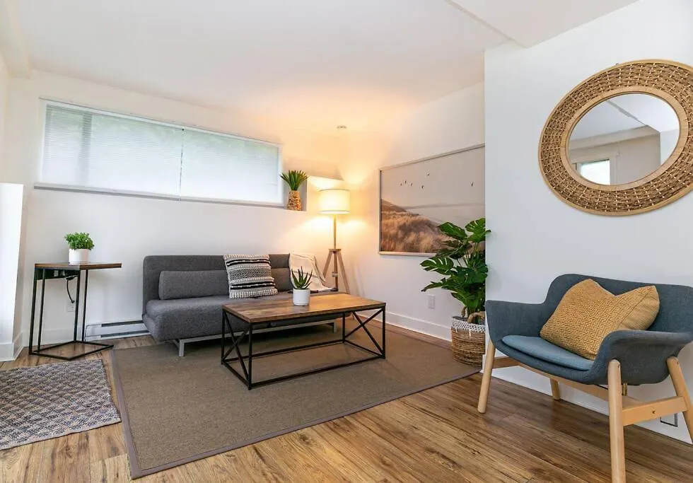 Charming Two-Bedroom Getaway With Large Private Yard Victoria Apartment
