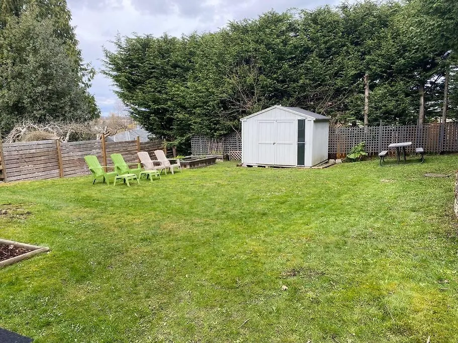 Charming Two-Bedroom Getaway With Large Private Yard Victoria