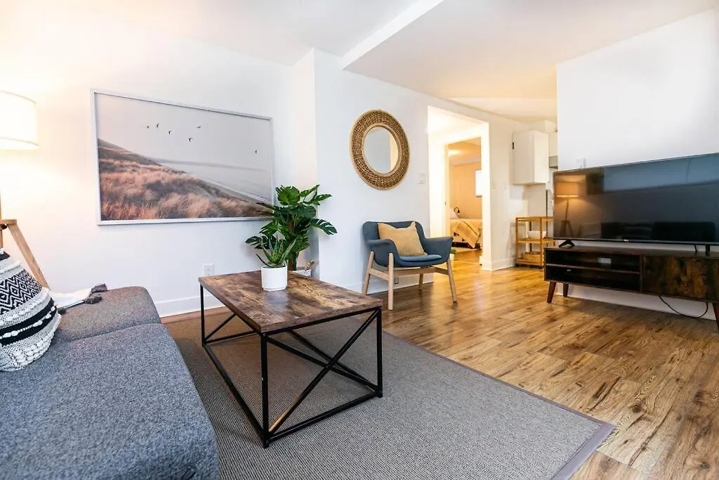 Charming Two-Bedroom Getaway With Large Private Yard Victoria
