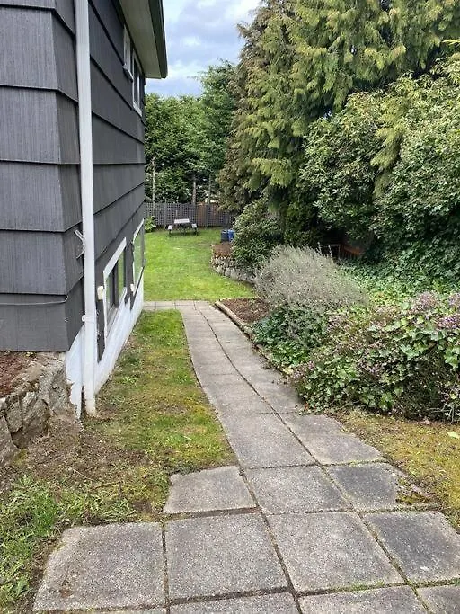 Charming Two-Bedroom Getaway With Large Private Yard Victoria