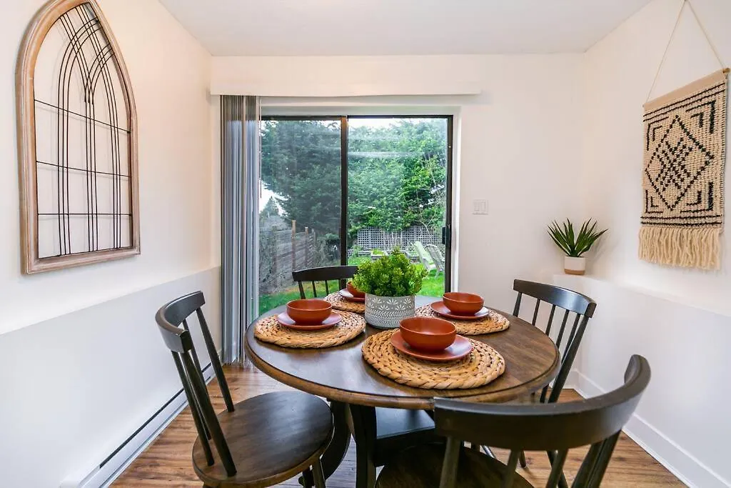 Charming Two-Bedroom Getaway With Large Private Yard Victoria Apartment