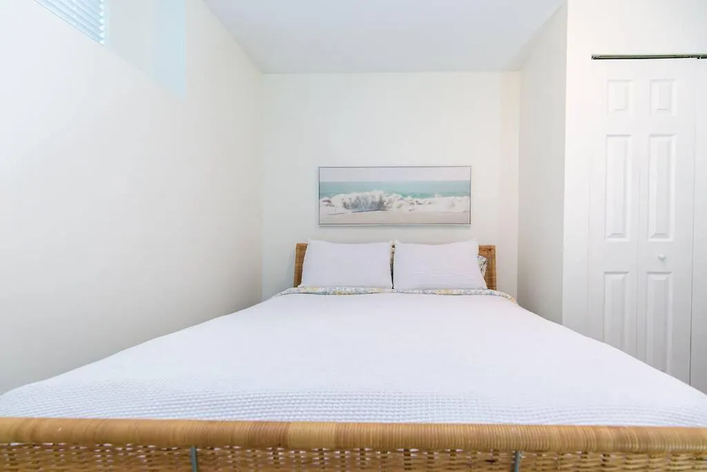 Apartment Charming Two-Bedroom Getaway With Large Private Yard Victoria Canada