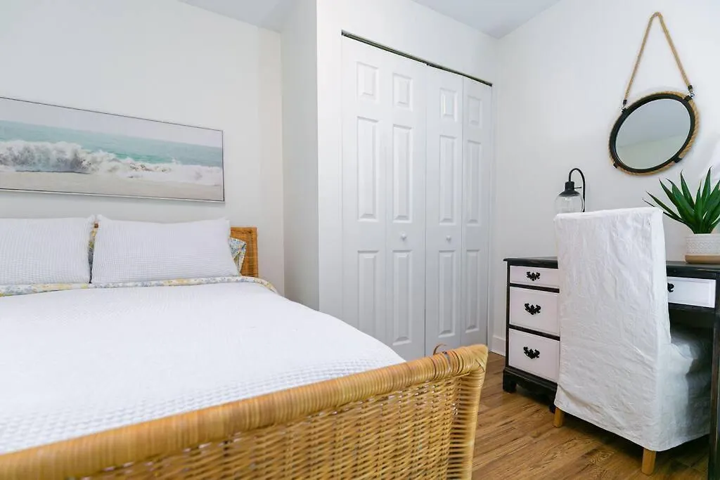 Charming Two-Bedroom Getaway With Large Private Yard Victoria Apartment
