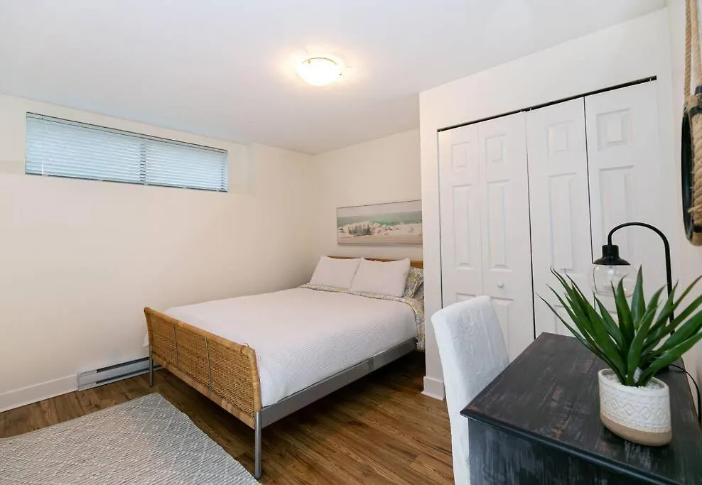 Charming Two-Bedroom Getaway With Large Private Yard Victoria 0*,
